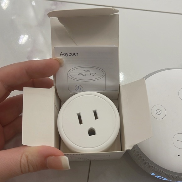 excellent condition amazon alexa with smart plug - Picture 4 of 4